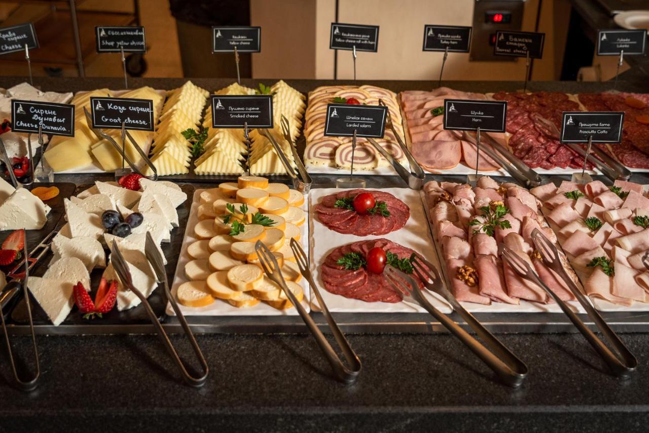 아르테 스파 앤 파크 호텔 벨린그래드 외부 사진 A selection of cold cuts