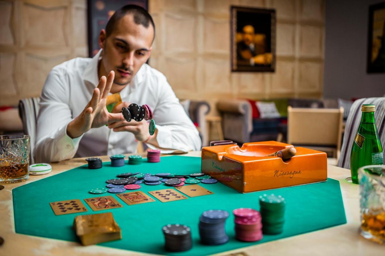 아르테 스파 앤 파크 호텔 벨린그래드 외부 사진 A player at a poker table