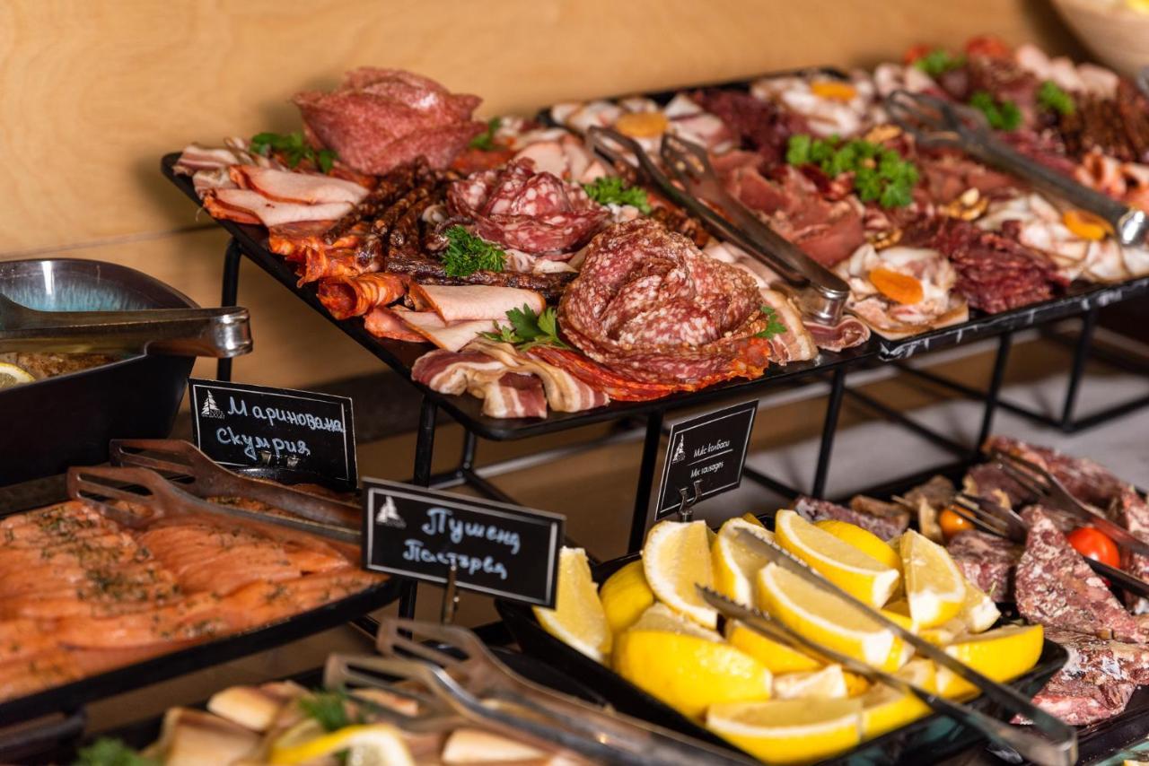 아르테 스파 앤 파크 호텔 벨린그래드 외부 사진 A selection of charcuterie
