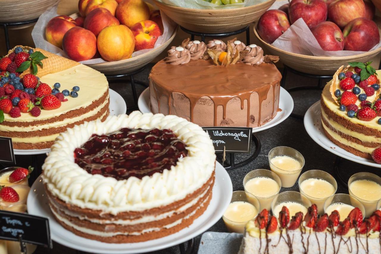 아르테 스파 앤 파크 호텔 벨린그래드 외부 사진 A selection of cakes