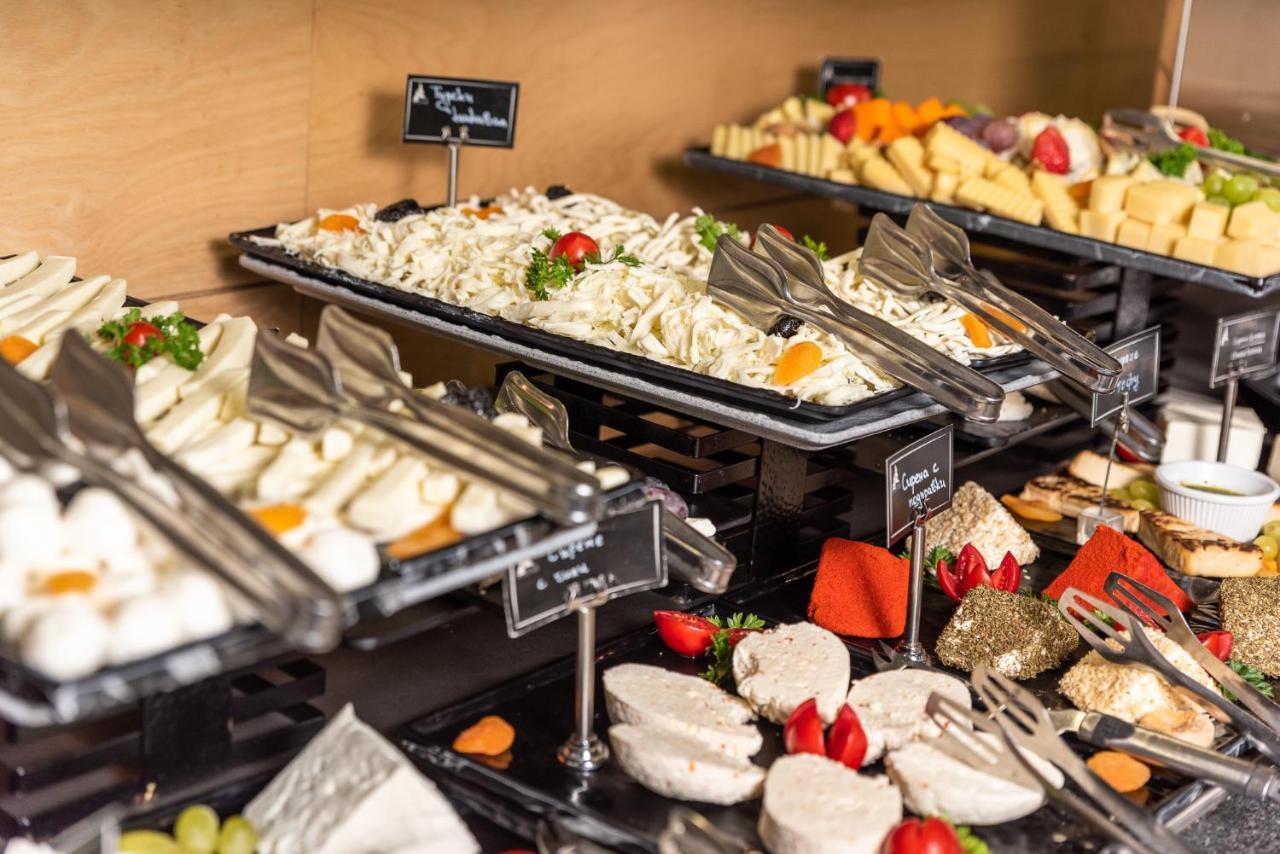 아르테 스파 앤 파크 호텔 벨린그래드 외부 사진 A buffet at a hotel