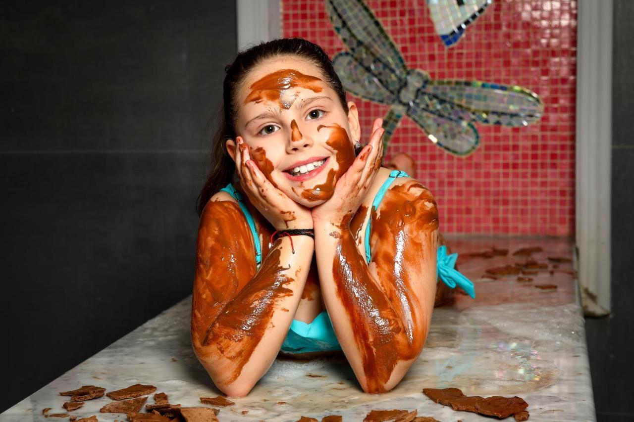 아르테 스파 앤 파크 호텔 벨린그래드 외부 사진 A woman covered in chocolate