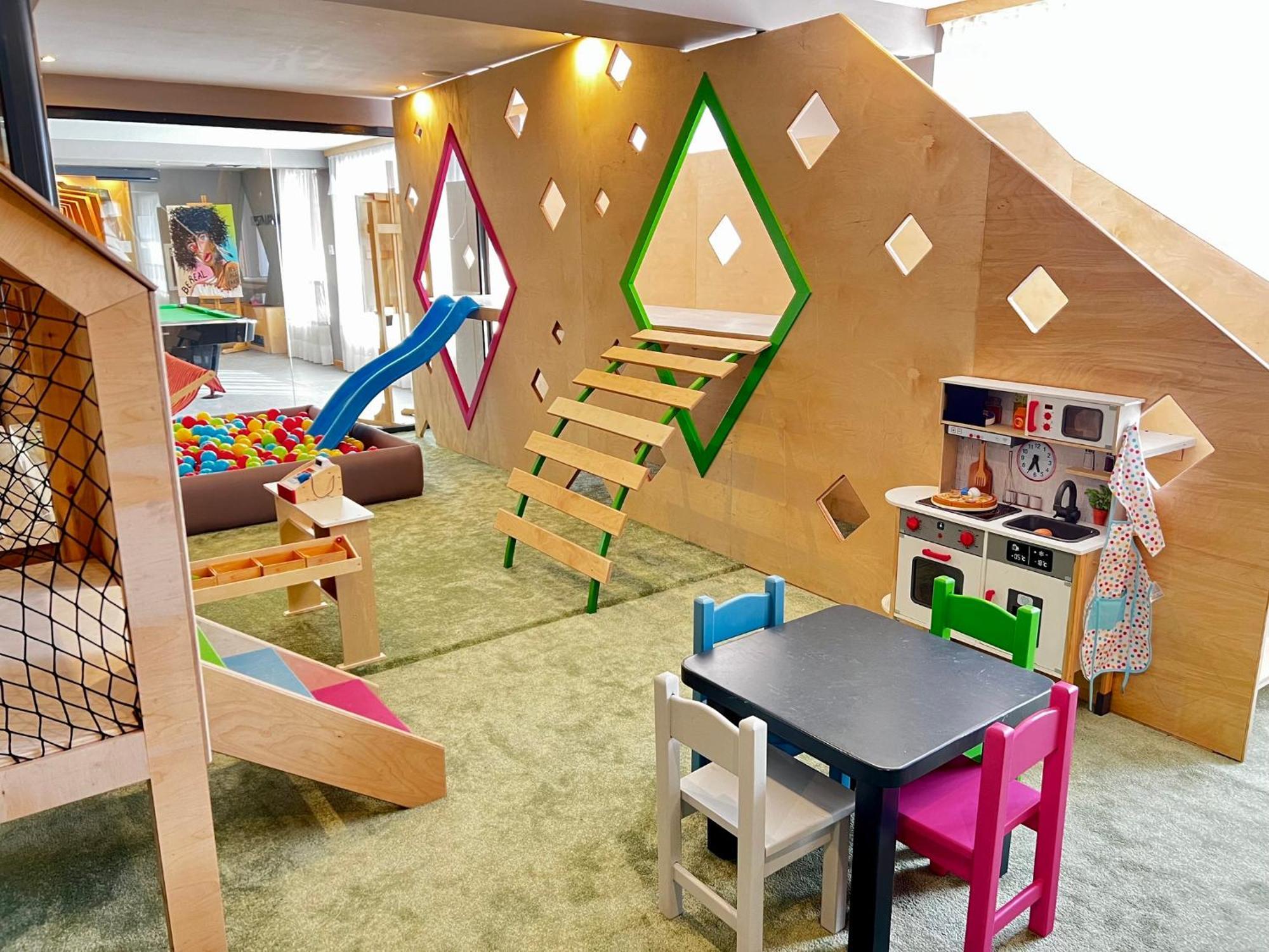 아르테 스파 앤 파크 호텔 벨린그래드 외부 사진 The interior of the children's area