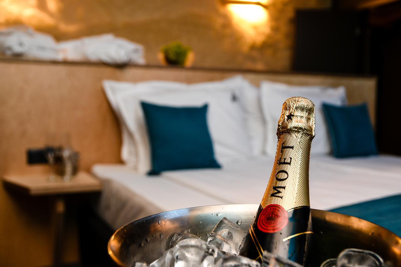 아르테 스파 앤 파크 호텔 벨린그래드 외부 사진 A bottle of Moët & Chandon champagne